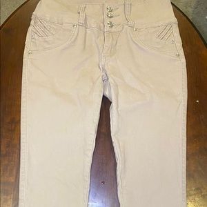 Pantalón de color gris con 4 botones